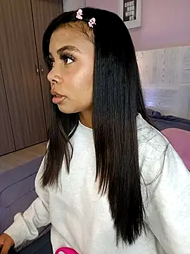 Snapshot of theLayla_DH chatting on 24, 10, 2025 theLayla DH online show from 24, 10, 2025