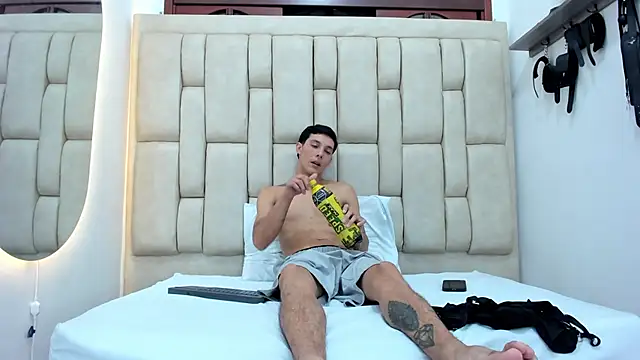 ZafiroAndFlynn online show from 10, 10, 2025