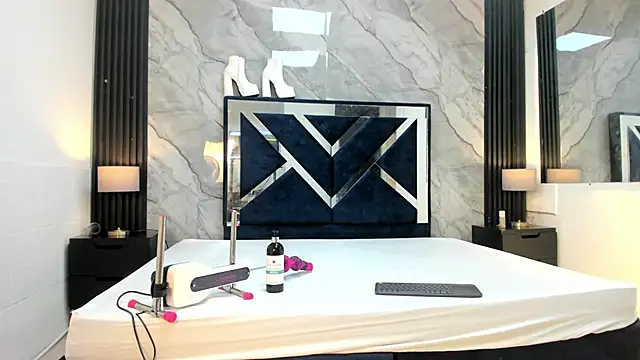VioletRose as online show from 30, 4, 2026