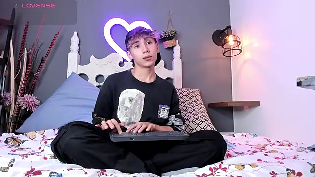 Snapshot of Twinkie_Hung chatting on 8, 9, 2025 Twinkie Hung online show from 8, 9, 2025