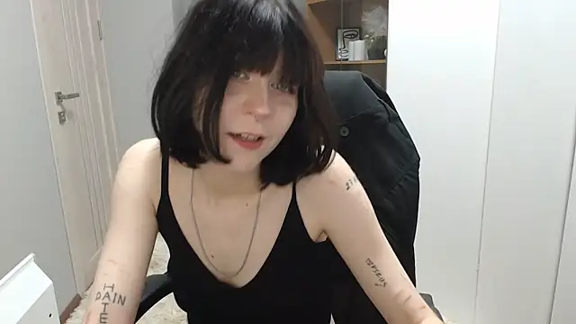 Snapshot of TinaQuiin chatting on 10, 10, 2025 TinaQuiin online show from 10, 10, 2025