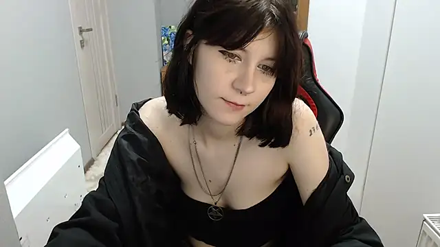 Snapshot of TinaQuiin chatting on 18, 11, 2025 TinaQuiin online show from 18, 11, 2025