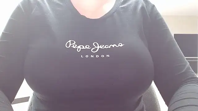 Snapshot of Esmee-Xxx chatting on 29, 10, 2025 Esmee-Xxx online show from 29, 10, 2025