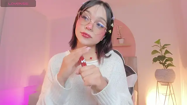 Snapshot of Clara_Luu chatting on 24, 6, 2026 Clara Luu online show from 24, 6, 2026