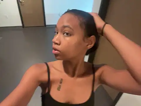 Snapshot of luvrgrllani chatting on 4, 10, 2025 luvrgrllani online show from 4, 10, 2025