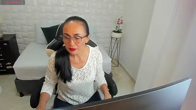 yulitza1025 online show from 13, 1, 2026