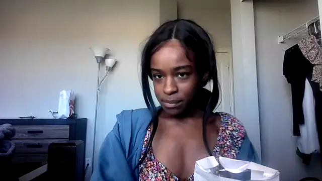 Snapshot of Marlowlovee chatting on 13, 10, 2025 Marlowlovee online show from 13, 10, 2025