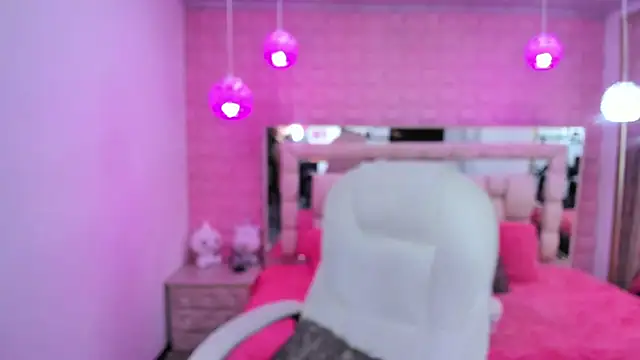  laaura  online show from 18, 7, 2026