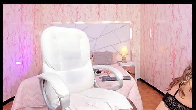 Emily Whinfre online show from 25, 9, 2025