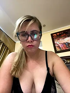 Crystal00Girl online show from 13, 9, 2025