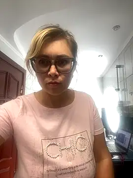 Crystal00Girl online show from 19, 9, 2025