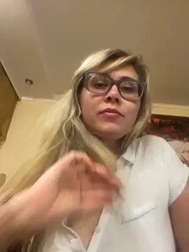 Crystal00Girl online show from 12, 10, 2025