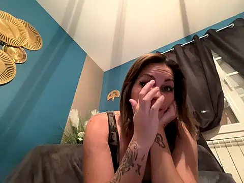 Snapshot of minettedusud chatting on 5, 12, 2025 minettedusud online show from 5, 12, 2025