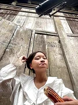 Snapshot of __Nhug__05 chatting on 10, 9, 2025   Nhug  05 online show from 10, 9, 2025