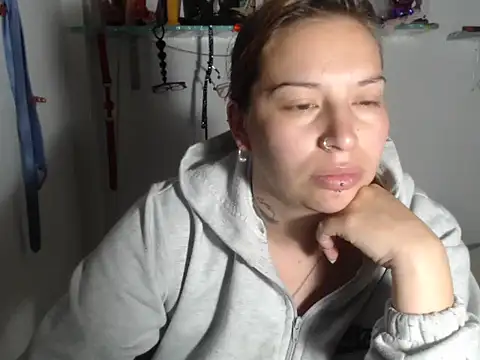 Snapshot of cloequeen15 chatting on 24, 9, 2025 cloequeen15 online show from 24, 9, 2025