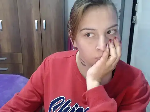 Snapshot of cloequeen15 chatting on 9, 10, 2025 cloequeen15 online show from 9, 10, 2025