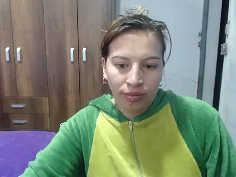 Snapshot of cloequeen15 chatting on 14, 10, 2025 cloequeen15 online show from 14, 10, 2025