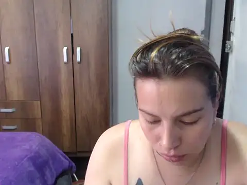 Snapshot of cloequeen15 chatting on 22, 10, 2025 cloequeen15 online show from 22, 10, 2025