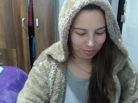 Snapshot of cloequeen15 chatting on 23, 10, 2025 cloequeen15 online show from 23, 10, 2025