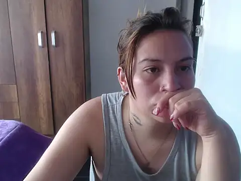 Snapshot of cloequeen15 chatting on 24, 10, 2025 cloequeen15 online show from 24, 10, 2025