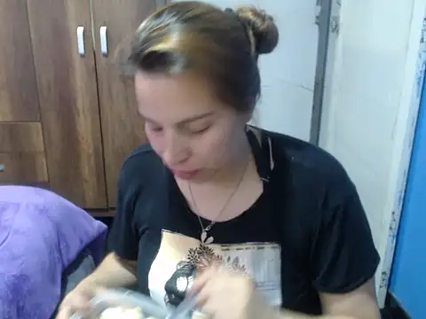 Snapshot of cloequeen15 chatting on 27, 10, 2025 cloequeen15 online show from 27, 10, 2025