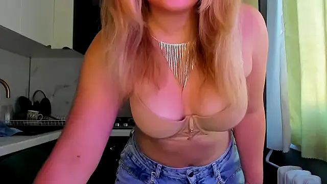 Snapshot of SunshineEmma chatting on 2, 10, 2025 SunshineEmma online show from 2, 10, 2025