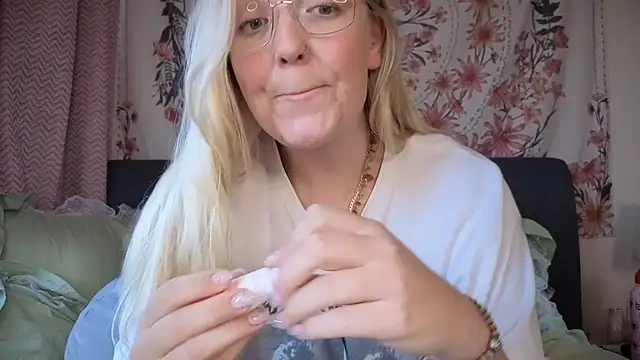 Daisyxoxo  online show from 13, 11, 2025