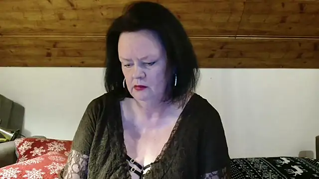 Snapshot of TiffanyMature chatting on 5, 12, 2025 TiffanyMature online show from 5, 12, 2025