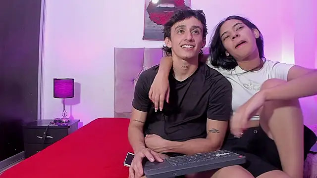 AndretiiAndCamila online show from 4, 10, 2025