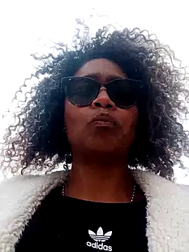 Snapshot of BiiancaEstradaa chatting on 10, 9, 2025 BiiancaEstradaa online show from 10, 9, 2025