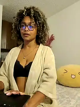 Snapshot of BiiancaEstradaa chatting on 23, 10, 2025 BiiancaEstradaa online show from 23, 10, 2025