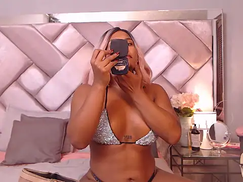 Snapshot of Ashleyroberst chatting on 6, 11, 2025 Ashleyroberst online show from 6, 11, 2025