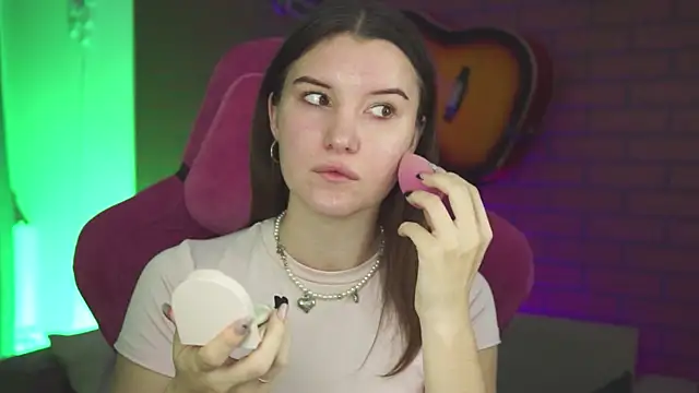 Snapshot of AgataWillis chatting on 8, 11, 2025 AgataWillis online show from 8, 11, 2025