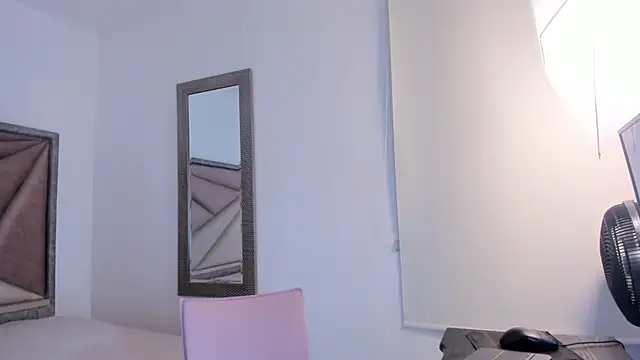 SaraWagner  online show from 14, 12, 2025