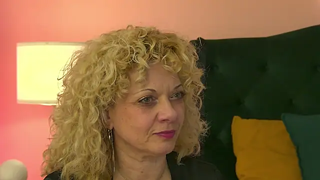 Snapshot of NiaMalkova chatting on 4, 11, 2025 NiaMalkova online show from 4, 11, 2025