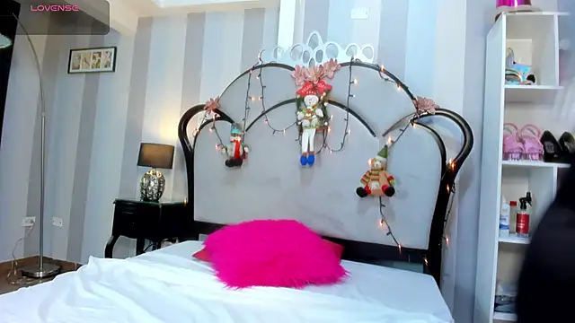 Snapshot of MiaAmore_ chatting on 17, 12, 2025 MiaAmore online show from 17, 12, 2025