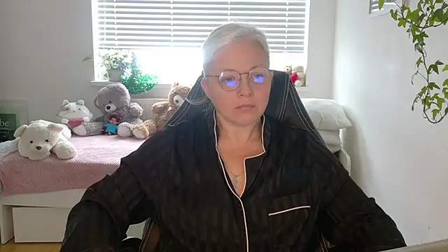 Linsy Kim online show from 1, 2, 2026