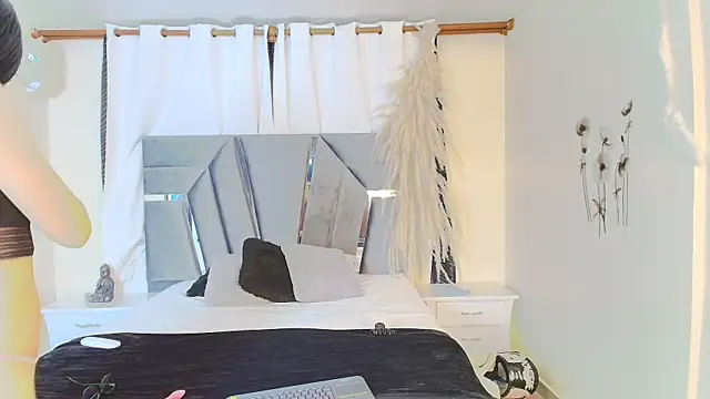 MiniLove 01 online show from 22, 10, 2025