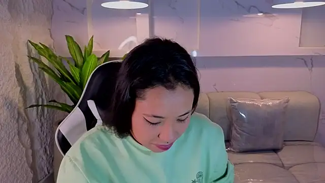 Hollypeyton Tp online show from 8, 9, 2025