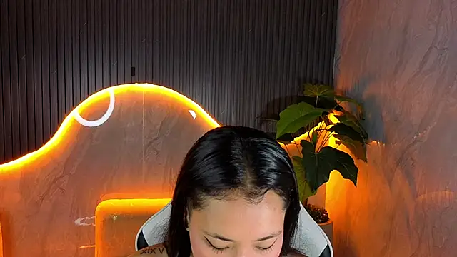 Hollypeyton Tp online show from 9, 9, 2025