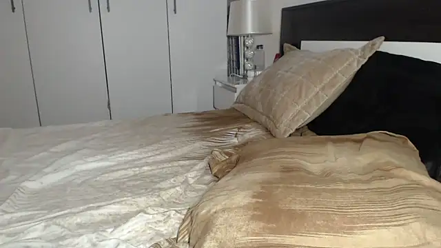 Snapshot of petite_danielle chatting on 27, 11, 2025 petite danielle online show from 27, 11, 2025