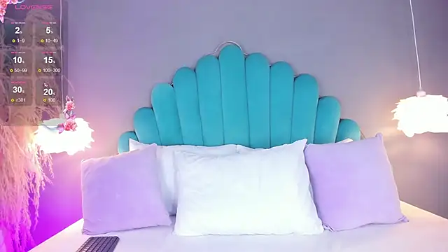 AlassiaHocthner online show from 10, 10, 2025