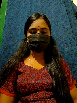 Snapshot of mini-queen chatting on 9, 10, 2025 mini-queen online show from 9, 10, 2025