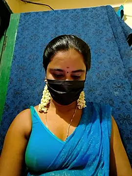 Snapshot of mini-queen chatting on 11, 10, 2025 mini-queen online show from 11, 10, 2025