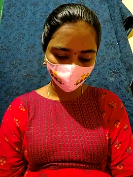 Snapshot of mini-queen chatting on 19, 10, 2025 mini-queen online show from 19, 10, 2025