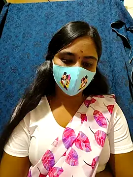 Snapshot of mini-queen chatting on 5, 11, 2025 mini-queen online show from 5, 11, 2025