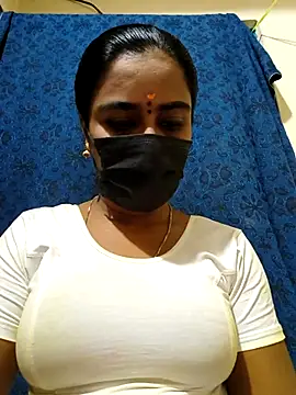 Snapshot of mini-queen chatting on 13, 11, 2025 mini-queen online show from 13, 11, 2025