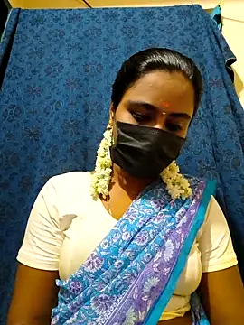 Snapshot of mini-queen chatting on 18, 11, 2025 mini-queen online show from 18, 11, 2025