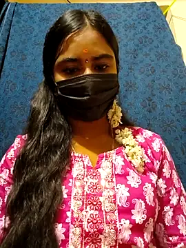 Snapshot of mini-queen chatting on 5, 12, 2025 mini-queen online show from 5, 12, 2025