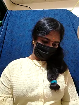 Snapshot of mini-queen chatting on 23, 12, 2025 mini-queen online show from 23, 12, 2025